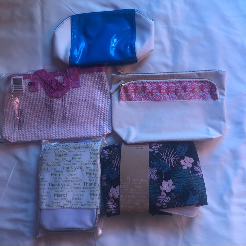 ❤️NWT set of 5 cosmetics bags
